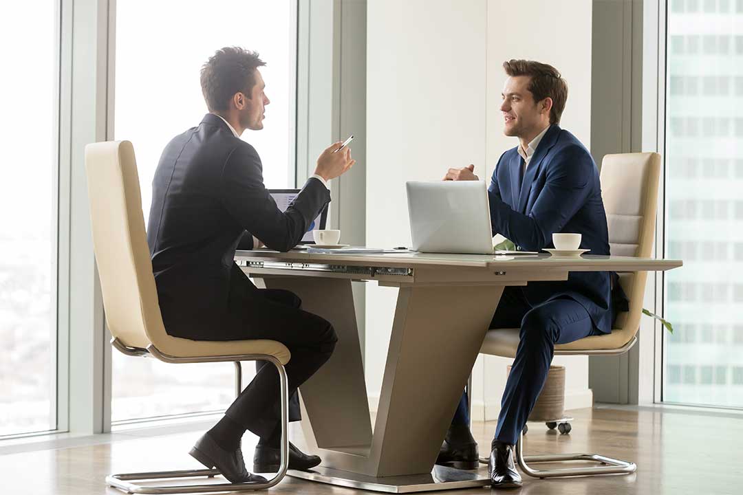 Servicios especializados, en carácter de contratista.